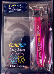 今日Flowiskが泊まるホテルのルームキーホルダー＆ドアサイン風ステッカーSET