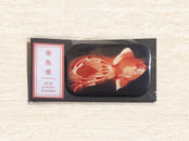 金魚章缶バッジ・右向き