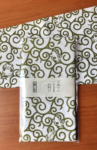 手ぬぐい・唐草とアオガエル